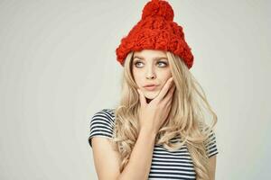 jolie femme dans une rayé T-shirt rouge chapeau posant studio photo