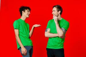 de bonne humeur copains vert T-shirt la communication émotions rouge Contexte photo