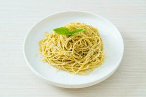 pâtes spaghetti au pesto - nourriture végétarienne photo
