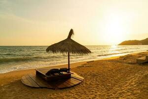 chaise de plage et parasol avec fond de plage de mer photo