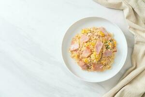 bacon jambon riz frit sur assiette photo