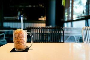 cuillère à glace thai tea en verre photo