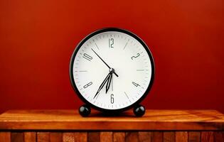 l'horloge précieux temps alarme l'horloge sur rouge Contexte concept de temps travail avec temps photo