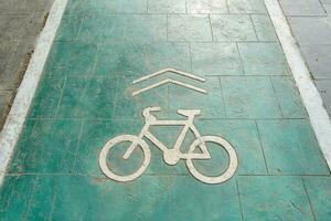 vélo voie, circulation, ville transport et respectueux de la nature concept, vert vélo voie avec vélo panneaux photo