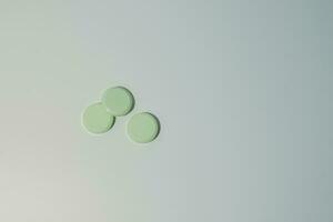 une bouquet de médicinal pilules et antibiotiques, blanc médical comprimés, lumière vert, avec copie espace. photo