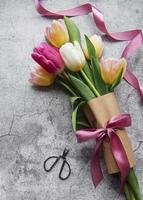 tulipes de printemps sur fond de béton