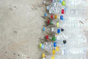 Plastique bouteilles dans recycler poubelle gare. photo