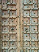 le vieux laiton porte bouton sur le grand en bois porte dans le chinois style. photo