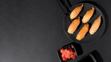 assiette avec des sushis de variété fraîche avec espace copie. beau concept de photo de haute qualité et résolution