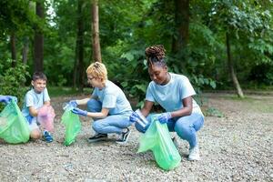 une groupe de gens sont nettoyage ensemble dans une Publique parc, protéger le environnement. femme dans le premier plan avec une des ordures sac dans sa main nettoie le parc photo