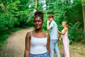 déloyal homme en marchant avec le sien petite amie et à la recherche étonné à un autre séduisant fille photo