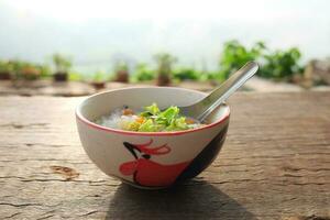 riz avec des oignons et carottes Garniture dans bol est tradition nourriture petit déjeuner dans Thaïlande photo