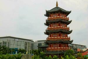 la pagode est au milieu de chinatown pik pantjoran, pantai indah kapuk. photo