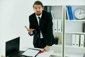 homme dans une costume officiel les documents travail Bureau exécutif photo