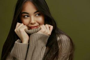 jolie femme dans une chandail posant sourire Vêtements mode studio modèle photo