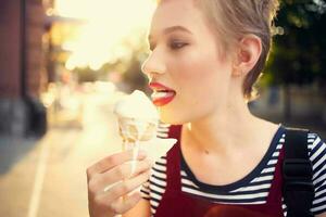 court aux cheveux femme en plein air en mangeant la glace crème marcher photo