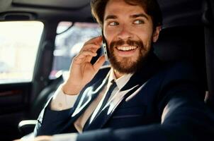 barbu homme conduite une voiture voyage luxe mode de vie Succès un service riches photo