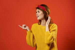 femme dans Jaune chandail avec bandage sur sa tête mode rouge Contexte studio photo