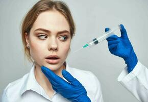 femme seringue anesthésie botox injection médecin bleu gants photo