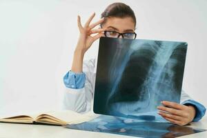 femme séance à table radiographie et médicament hôpital recherche photo