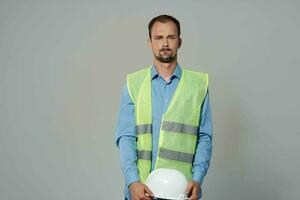 homme dans construction uniforme professionnel emploi isolé Contexte photo