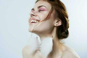 femme avec brillant maquillage bijoux duveteux des boucles d'oreilles fermer photo