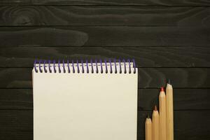 carnet des crayons en bois table outils pour artistes photo