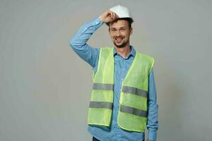 homme dans blanc casque plans constructeur lumière Contexte photo