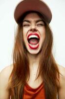 magnifique femme dans une casquette fermé yeux sourire charme rouge robe d'été photo