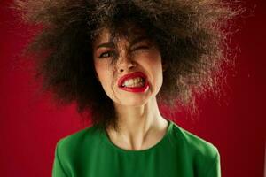 jolie Jeune femelle afro coiffure vert robe émotions fermer studio modèle inchangé photo