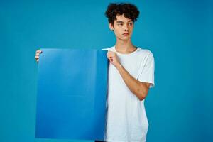 de bonne humeur gars avec frisé cheveux bleu maquette affiche La publicité isolé Contexte photo