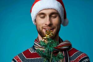 de bonne humeur homme dans une Père Noël chapeau Noël décorations vacances Nouveau année isolé Contexte photo