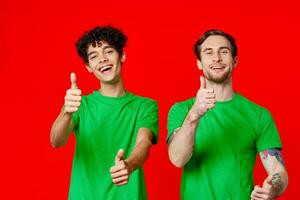 deux de bonne humeur copains de vert t-shirts gesticuler avec mains émotions photo