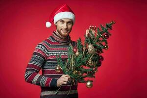 homme dans Nouveau années vêtements Noël arbre émotions vacances décoration photo