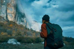 femme touristique avec coupeur près montagnes Voyage paysage aventure photo
