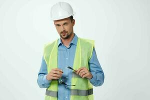 homme dans construction uniforme ingénieur travail profession photo