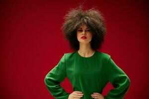 portrait de une femme dans une vert afro robe coiffure fermer photo