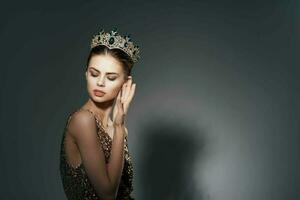 jolie femme avec couronne sur sa tête brillant maquillage luxe décoration photo