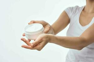 femme en portant une pot de crème main peau se soucier dermatologie thérapie photo