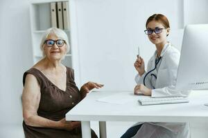 vieux femme patient communique avec le médecin médecin assistant photo