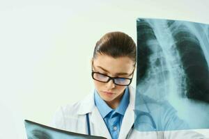 femelle médecin dans blanc manteau radiographie recherche photo