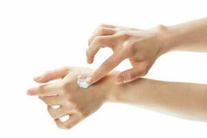 femelle mains appliquant crème hydratant produits de beauté massage photo