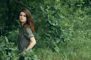 femme dans le forêt la nature Voyage Frais air Contexte photo