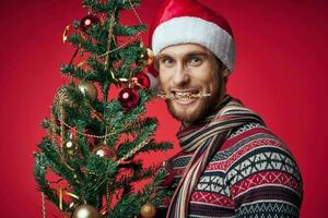 homme avec Noël arbre dans mains jouets décoration vacances Nouveau année photo