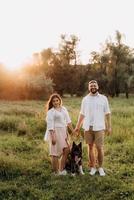 gros chien pour une promenade avec un mec et une fille photo