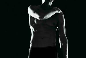 athlétique homme avec une gonflé à bloc corps noir et blanc photo Masculin exercice
