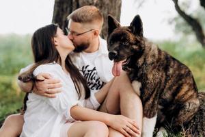 gros chien pour une promenade avec un mec et une fille photo