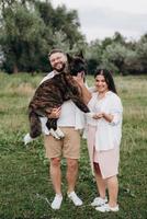 gros chien pour une promenade avec un mec et une fille photo