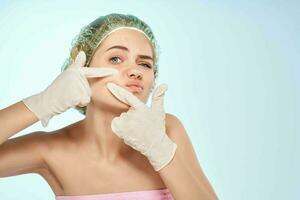 femme dans rose serviette gants serre boutons dermatologie photo