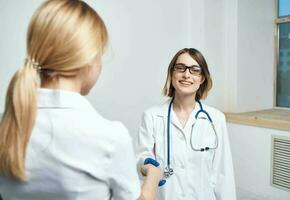 médecin et patient près fenêtre dans hôpital intérieur photo